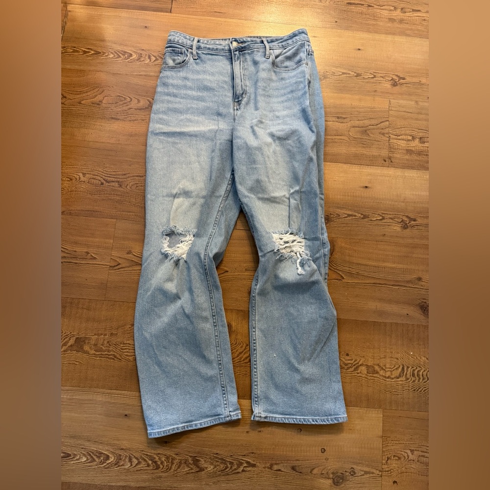 Holister distressed light blue wash highrise straight leg jeans - size 9